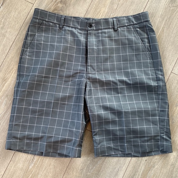 Mens Greg Norman Gray Striped golf shorts - size 34 waist - Picture 1 of 9